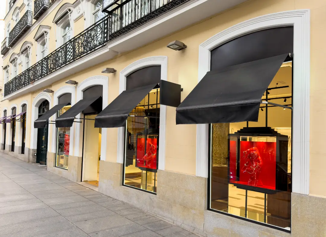 Façade vitrine de magasin en aluminium sur mesure à Grenade